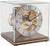 Horloge de table avec cadran rond et mouvement apparent sous cloche en verre, socle en bois