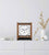 Montre d'horloge en bois sur pied dans un cadre rectangulaire avec cadran blanc