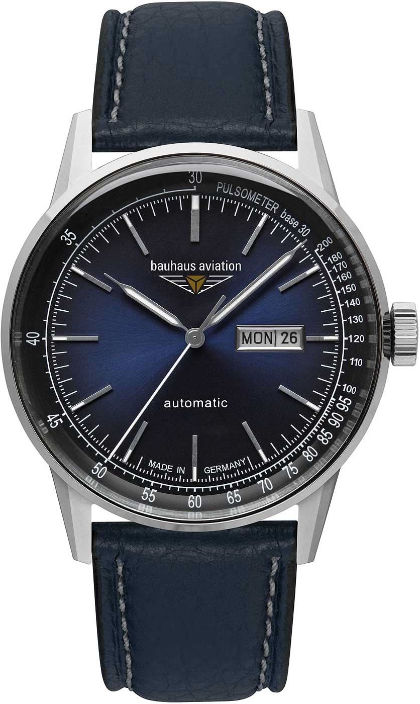 Montre pour homme avec cadran bleu foncé, boîtier argenté et bracelet en cuir bleu.