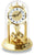 Horloge de table en laiton avec boîtier en verre et cadran romain, mécanisme à pendule visible