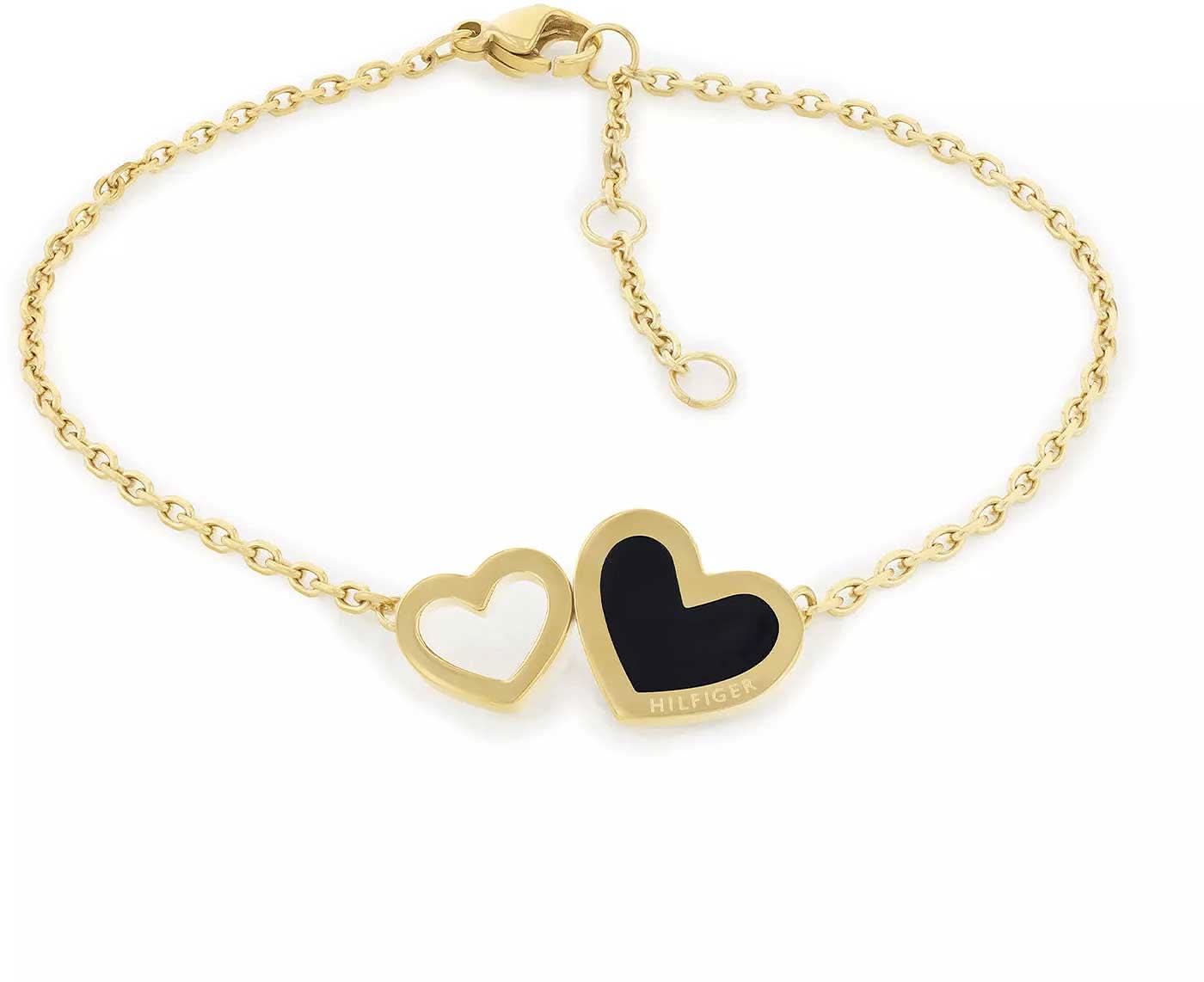 Bracelet doré avec deux breloques en forme de cœur, cœur noir avec inscription Hilfiger.