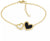 Bracelet doré avec deux breloques en forme de cœur, cœur noir avec inscription Hilfiger.
