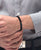 Bracelet Tommy Hilfiger en acier inoxydable, maille noire au poignet