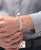 Bracelet en acier inoxydable Tommy Hilfiger au poignet, maillons en métal