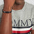Bracelet Tommy Hilfiger en cuir au poignet : cuir noir, fermoir nœud, détail drapeau