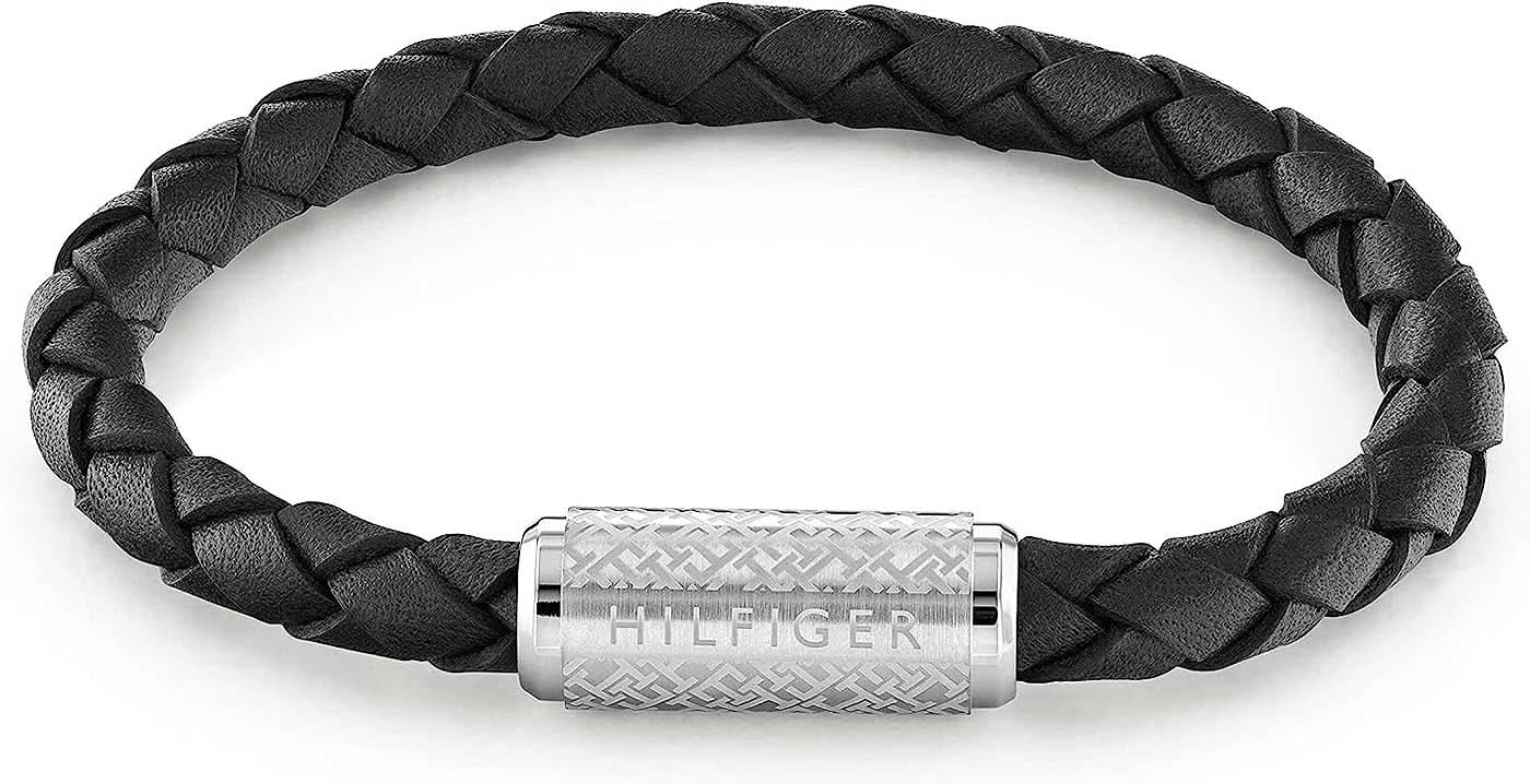 Bracelet en cuir tressé noir, fermoir argenté avec logo HILFIGER gravé.