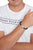 Bracelet en cuir tressé au poignet, bleu foncé, fermoir argenté avec logo Hilfiger
