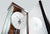 Horloge murale avec cadran blanc rond, boîtier en bois et pendule en métal sous verre