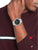 Herrenarmbanduhr mit silbernem Metallarmband und schwarzem Zifferblatt, Automatik.
