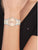 Tommy Hilfiger Jade Armbanduhr am Handgelenk, zweifarbiges Metallarmband und helles Zifferblatt