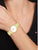 Tommy Hilfiger Herrenuhr mit goldfarbenem Armband und hellem Zifferblatt am Handgelenk