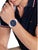 Tommy Hilfiger Herrenuhr mit blauem Zifferblatt und silbernem Edelstahlgehäuse am Handgelenk