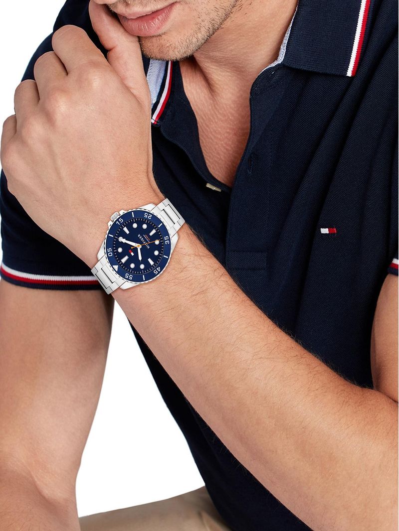 Herren-Armbanduhr mit silbernem Edelstahlarmband und blauem Zifferblatt am Handgelenk