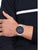 Silberfarbene Herren-Armbanduhr mit blauem Zifferblatt am Handgelenk