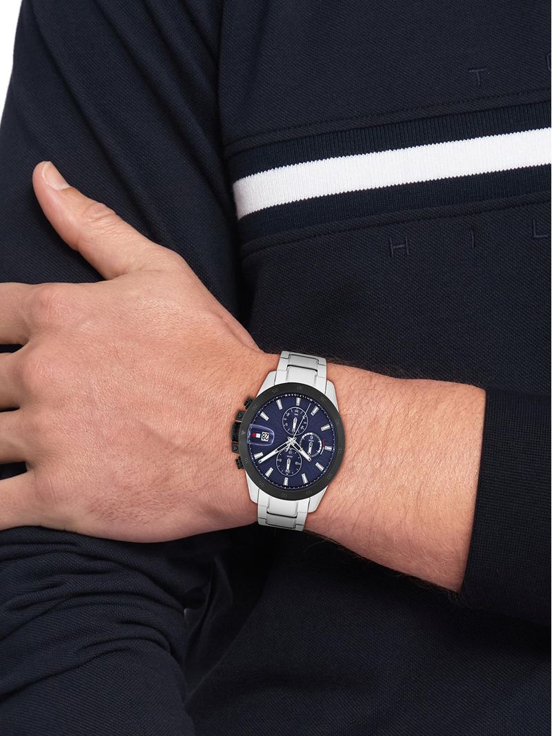 Tommy Hilfiger Herrenuhr mit silbernem Metallarmband und blauem Zifferblatt am Handgelenk