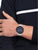 Tommy Hilfiger Herrenuhr mit silbernem Metallarmband und blauem Zifferblatt am Handgelenk
