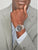 Herren-Armbanduhr am Handgelenk mit silbernem Edelstahlarmband und orange-braunem Zifferblatt