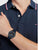 Herren-Armbanduhr mit silbernem Edelstahlarmband und dunkelblauem Zifferblatt am Handgelenk