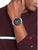 Tommy Hilfiger Herrenarmbanduhr am Handgelenk: silbernes Band, schwarzes Zifferblatt