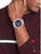 Herrenarmbanduhr mit blauem Akzent, silbernem Band und Chronograph-Design