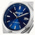 Nahaufnahme: blaue Ziffernblatt-Herrenuhr mit „Ingersoll“-Logo, Datumsfenster und Automatik