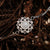 Bracelet en argent avec pierre grise ronde dans un ornement floral et des maillons.
