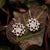 Boucles d'oreilles en paire : pierre ronde dans une couronne florale avec chaîne à pampille et bordure sertie de pierres