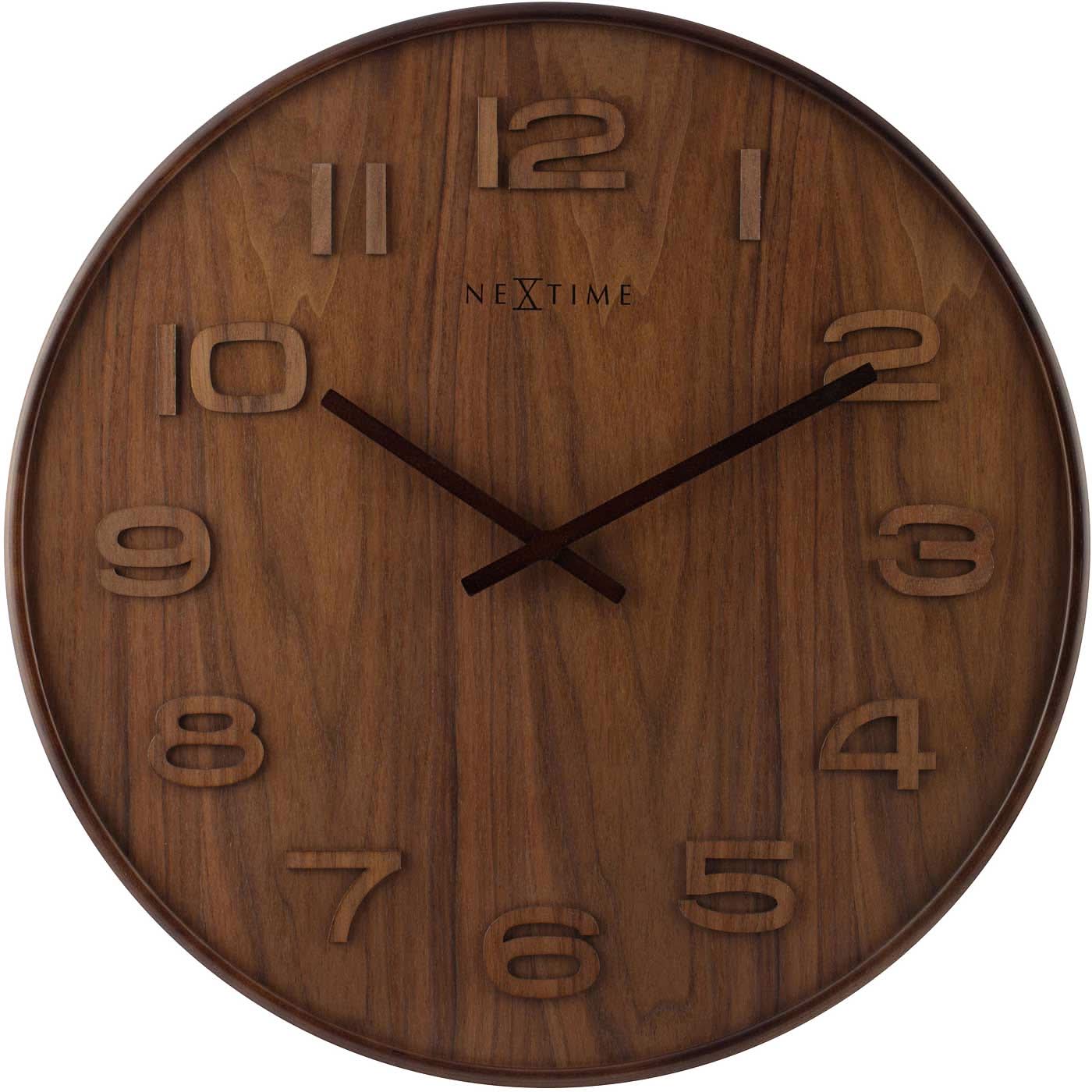 Horloge murale en bois avec chiffres romains, aiguilles noires et boîtier en bois marron