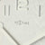 Vue détaillée d'une horloge murale avec inscription NEXTIME, aiguilles et chiffres