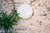 Horloge murale sur un mur, cadran rond et blanc avec aiguilles et index dorés