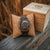 HolzKERN Herrenchronograph am Holzsockel: dunkles Marmorzifferblatt, Holzgliederarmband