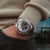 Holzkern Herrenarmbanduhr mit blauem Zifferblatt und Chronograph-Subdials am Handgelenk