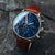 Holzkern Herrenarmbanduhr: rundes blaues Zifferblatt mit Chrono-Subdials, braunes Lederband