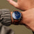 Holzkern Herrenarmbanduhr am Handgelenk: blaues Zifferblatt, braunes Lederband, Chrono