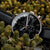 Herren-Chronograph mit schwarzem Lederarmband, schwarzem Zifferblatt und roségoldenen Zeigern