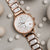 Holzkern Damenuhr-Chronograph mit roségoldenem Gliederarmband, weißem Zifferblatt und Datumsanzeige