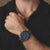 Herren-Uhr am Handgelenk mit blauem Chronographenzifferblatt und Edelstahlarmband