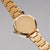 Rückseite goldfarbener Damen-Armbanduhr mit Gravur am Gehäuse