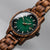 Holzkern Nightbird Armbanduhr: rundes Gehäuse mit grünem Zifferblatt, Holzband