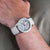 Holzkern Herrenarmbanduhr am Handgelenk mit weißem Zifferblatt, Chronograph und weißem Lederband
