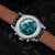Holzkern Herrenarmbanduhr mit grünem Lederband, silbernem Gehäuse und türkisfarbenem Sichtfenster