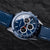 Herrenuhr am Handgelenk, blaues Zifferblatt mit Chronographen-Aufsätzen und Tachymeter-Lünette