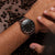 Unisex-Holzuhr am Handgelenk mit braunem Armband und schwarzem Zifferblatt