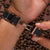 Detailaufnahme: Holzuhr-Armband mit rechteckigen Holzgliedern und schwarzen Einsätzen