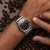 Unisex-Armbanduhr am Handgelenk, braunes Kaffeebohnen-Zifferblatt, silbernes Metallband