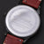 Armbanduhr-Backcover mit Metallgravur, schwarze Lünette, rotes Lederarmband