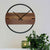 Horloge murale avec cadran en bois, anneau noir et deux aiguilles au centre