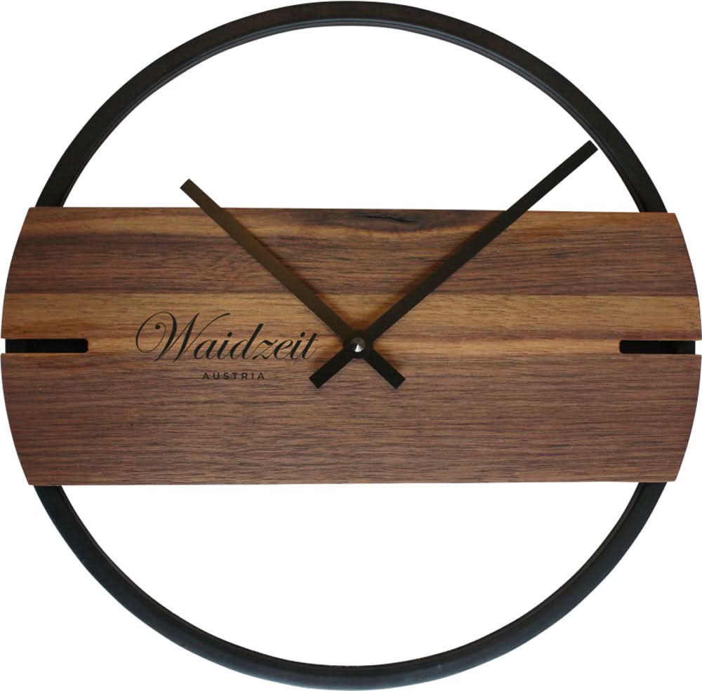 Horloge murale avec cadran en bois, anneau noir et deux aiguilles croisées au centre