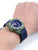 Herrenarmbanduhr am Handgelenk: blaues Stoffband und blaues Zifferblatt mit Leuchtpunkten