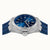 Herrenuhr von der Seite mit blauem Armband, sichtbarer Krone und blauem Zifferblatt